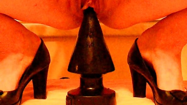 టీచర్ టేబుల్ మీద నర్డీ కోయిడ్‌ను ఫక్ చేయాలనే ప్రలోభాలను అడ్డుకోలేడు