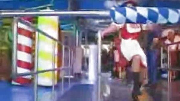 ఇంద్రియాలకు సంబంధించిన రష్యన్ టీన్ సెక్స్ సన్నివేశంలో ఆమె గాడిదను తీసుకోవడం