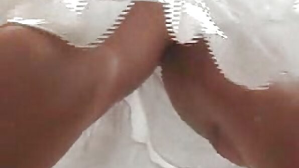 ఆకర్షణీయమైన టీన్ పీచ్ యొక్క గట్టి గాడిదను బాగా కొట్టాలి