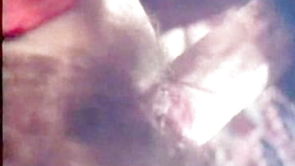 పెద్ద టిట్స్ ఉన్న ఇంద్రియ ఆసియా ఆమె వెంట్రుకల పుస్సీని గట్టిగా డ్రిల్లింగ్ చేస్తుంది